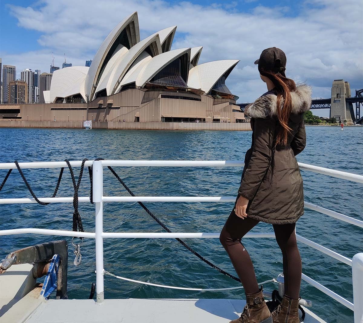 Lexie Limitless csodálja a Sydney Operaház látványát