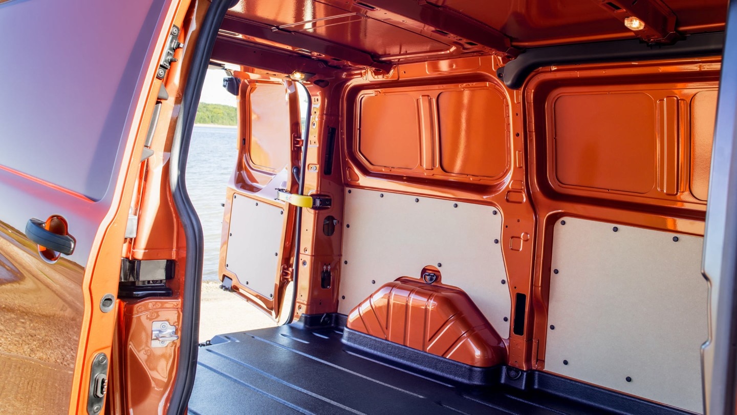Új narancsszínű Ford Transit Custom nyitott rakodótérrel