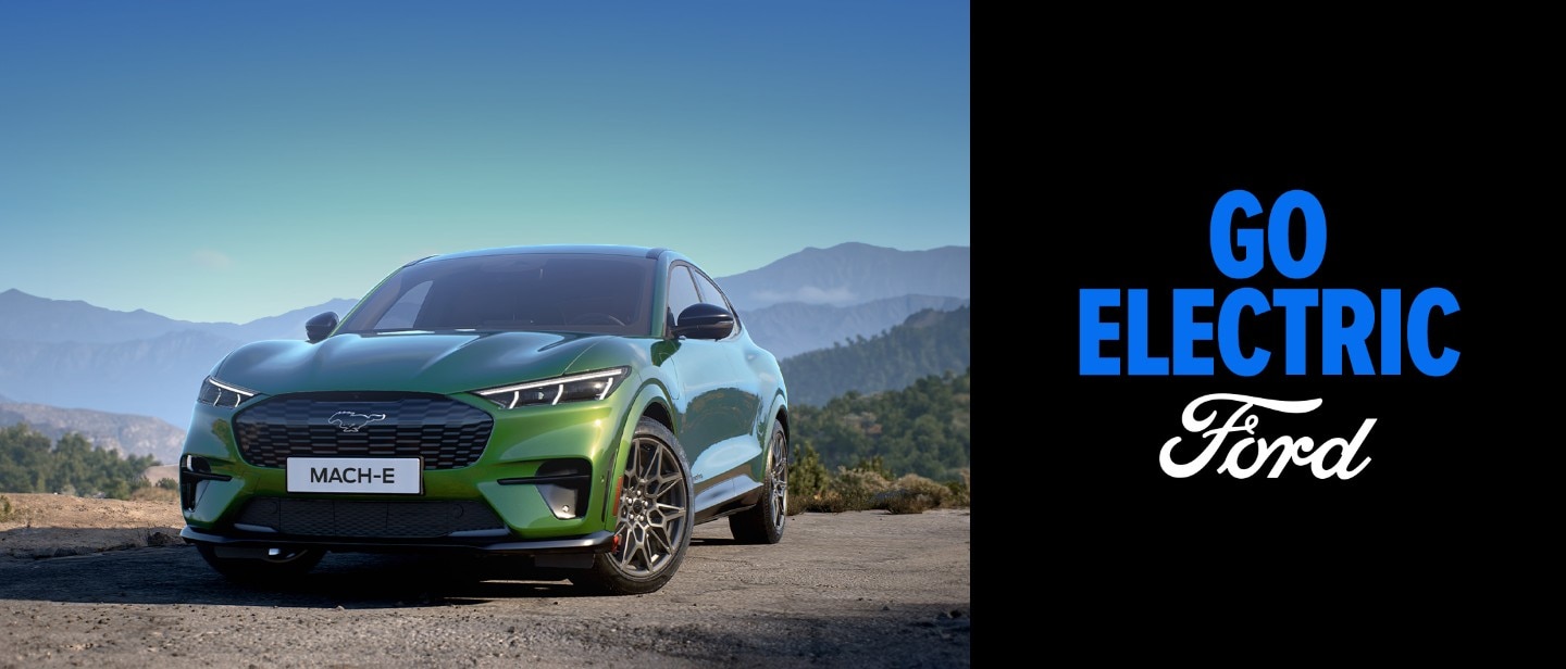 Ford Puma Gen-E, Ford Explorer, Ford Capri és Ford Mustang Mach-E egymás mellett egy úton, mellettük Go Electric grafika fekete háttéren. 