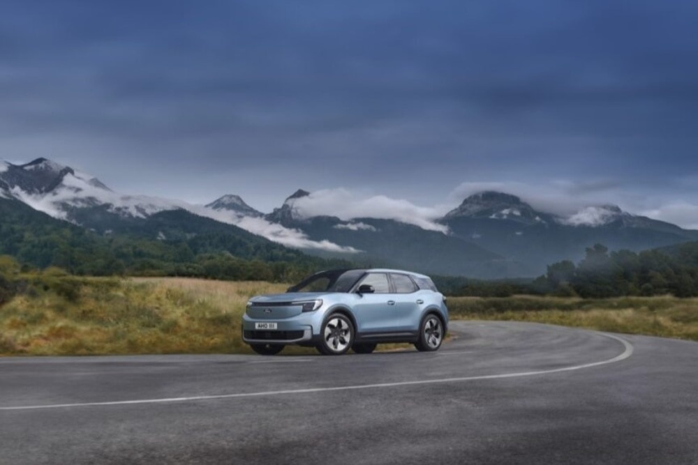 A szakember Ford alkatrészt tart a kezében egy Ford szervizelés során.