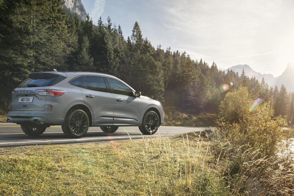Szürke Ford Kuga