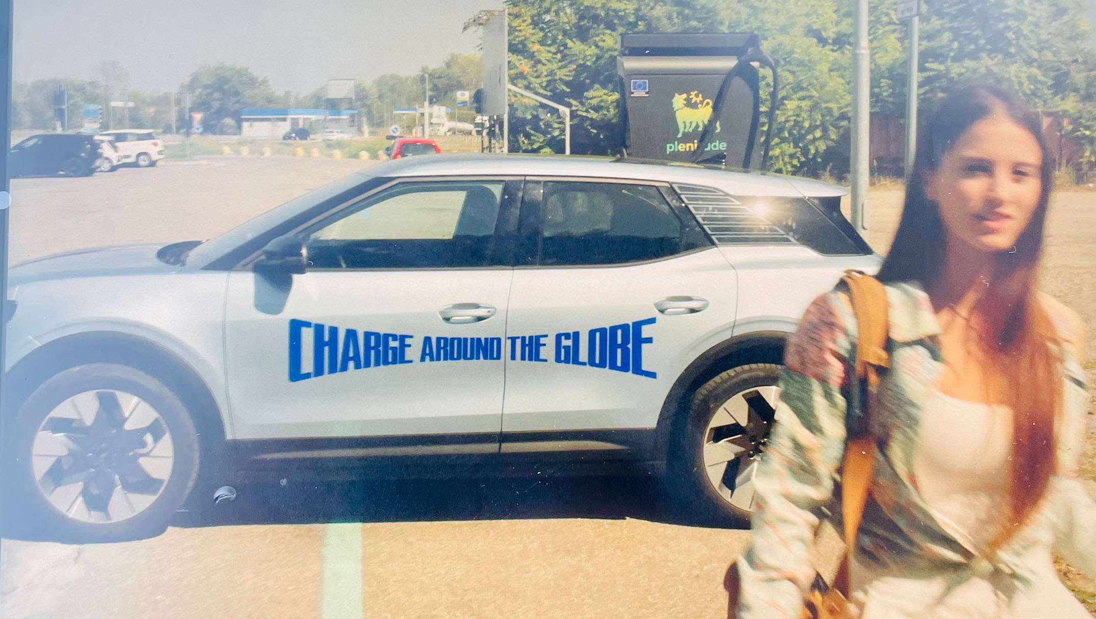 A parkoló Charge Around The Globe elektromos Ford Explorer