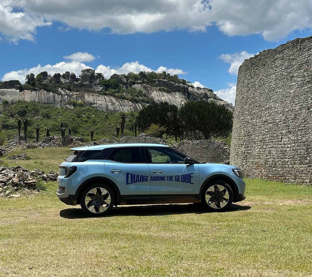 A Ford Explorer kitűnik a romok közül