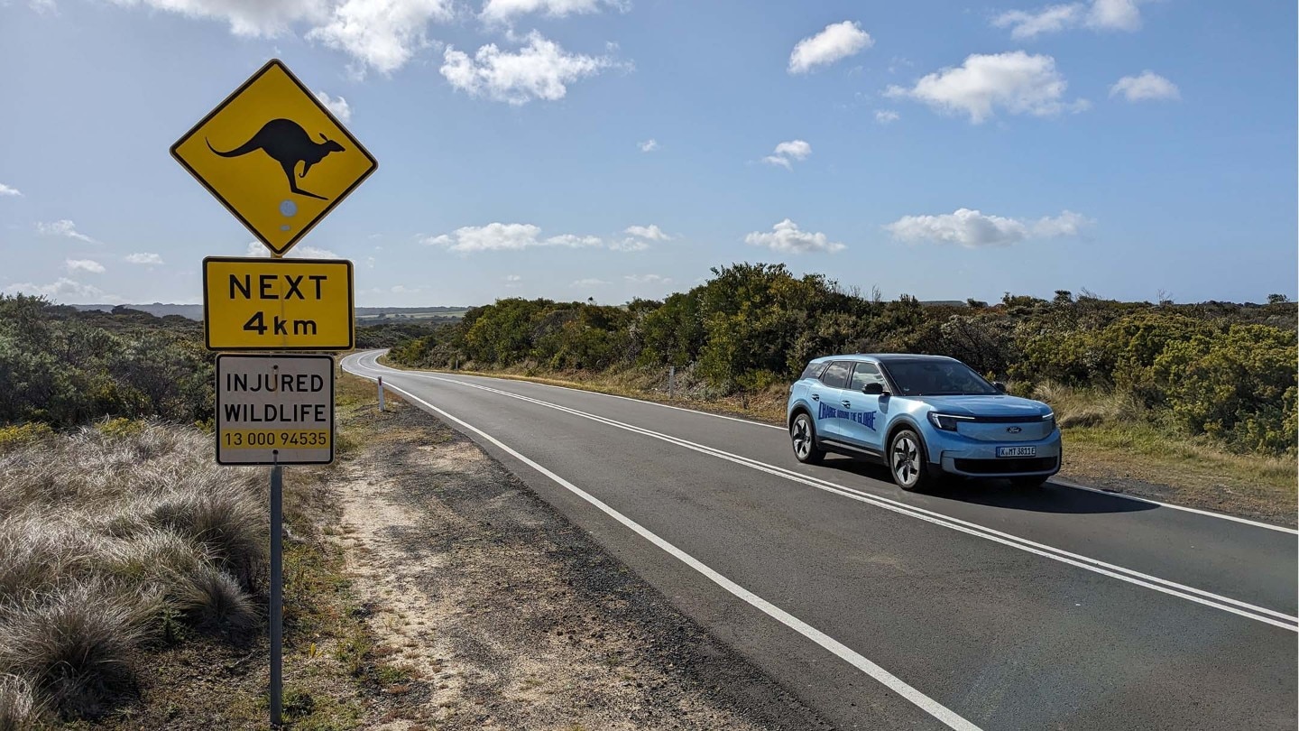 Lexie és a Ford Explorer a Great Ocean Roadon halad