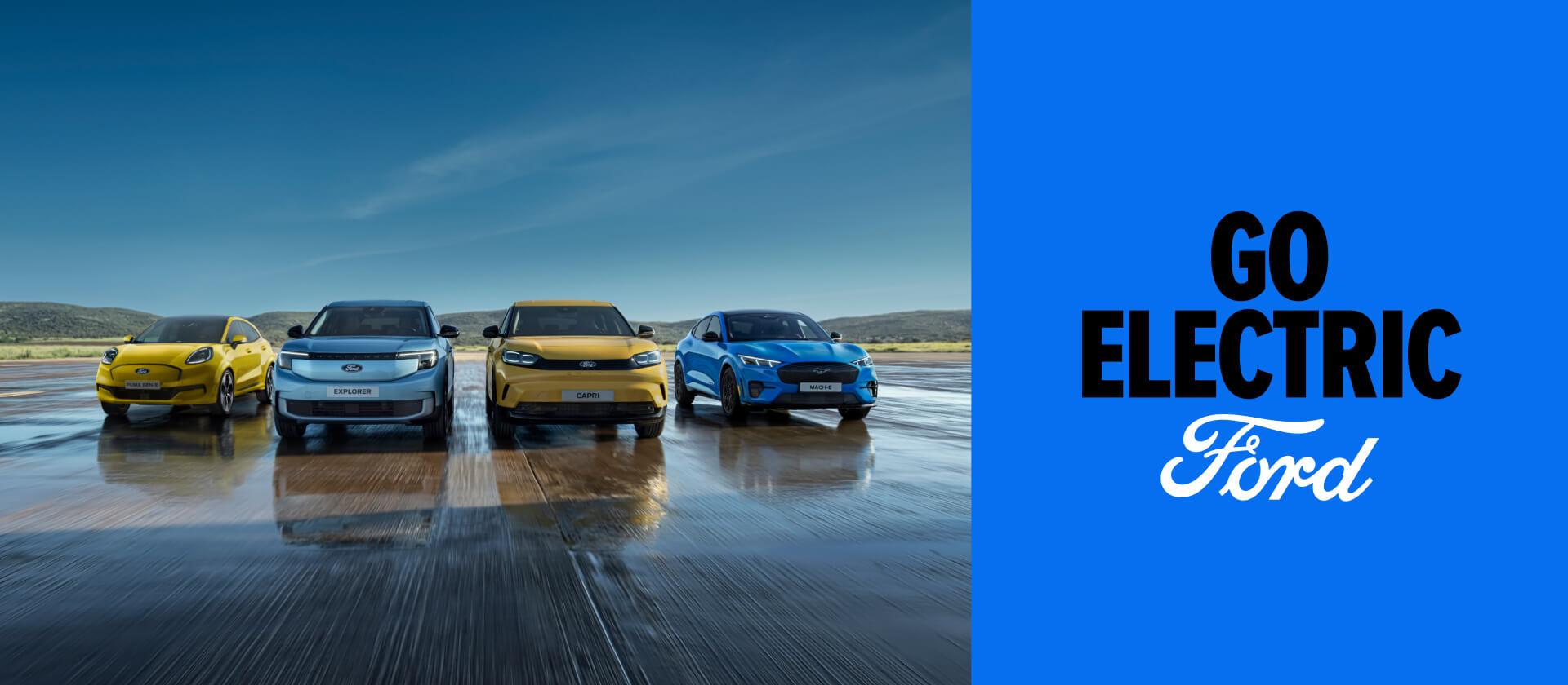 Ford Puma Gen-E, Ford Explorer, Ford Capri és Ford Mustang Mach-E egymás mellett egy úton, mellettük Go Electric grafika fekete háttéren.