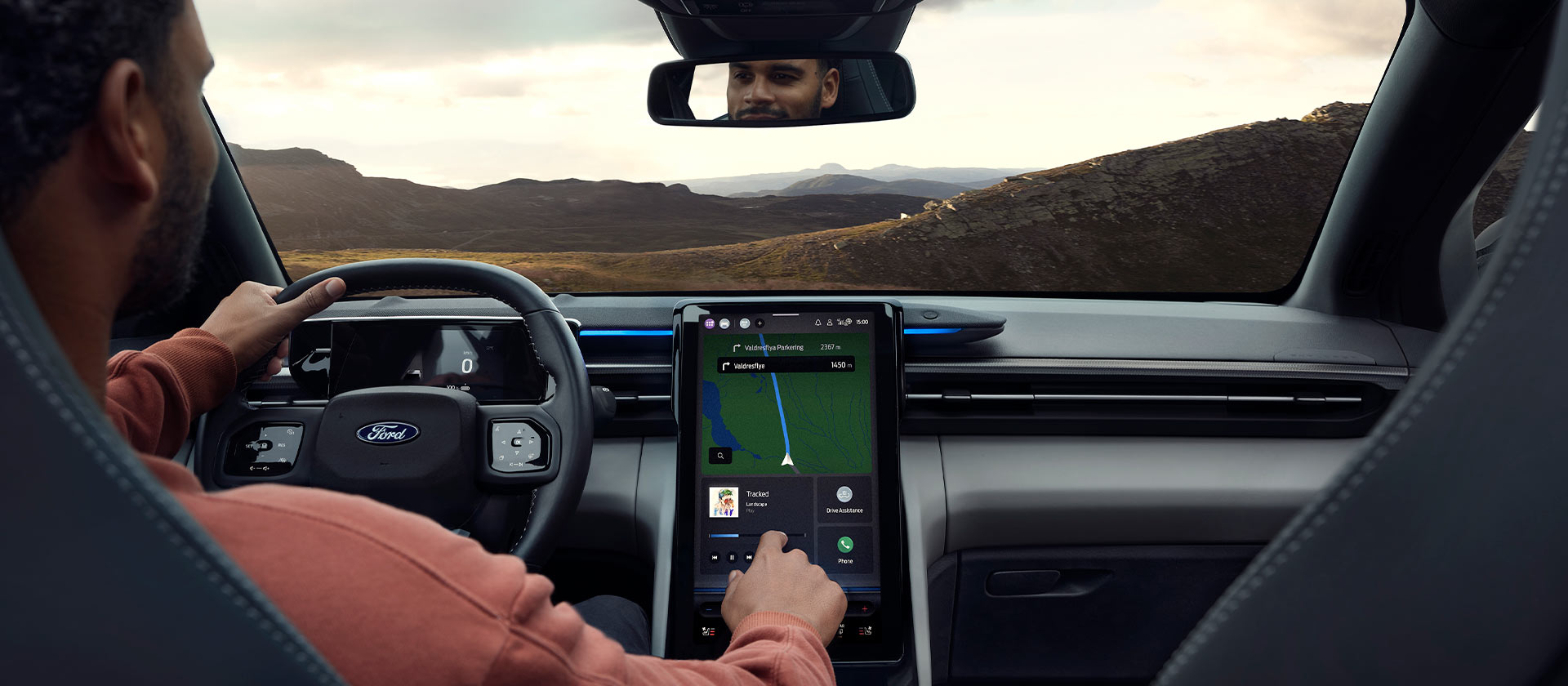 Ford EV belső tere a fejlett navigációs eszközökkel az EV hatótávolságának optimalizálására és az utazások megtervezésére.
