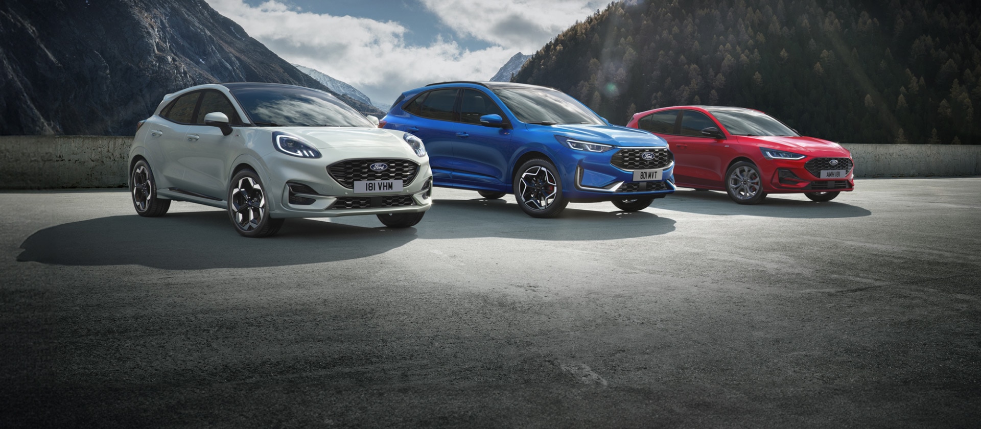 Ford hibrid járművek sora, köztük Ford Puma, Ford Kuga és Ford Focus.