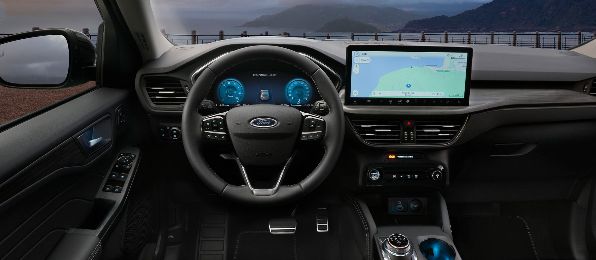 Ford öntöltő hibrid autó belseje a járműbe épített navigációs képernyővel.