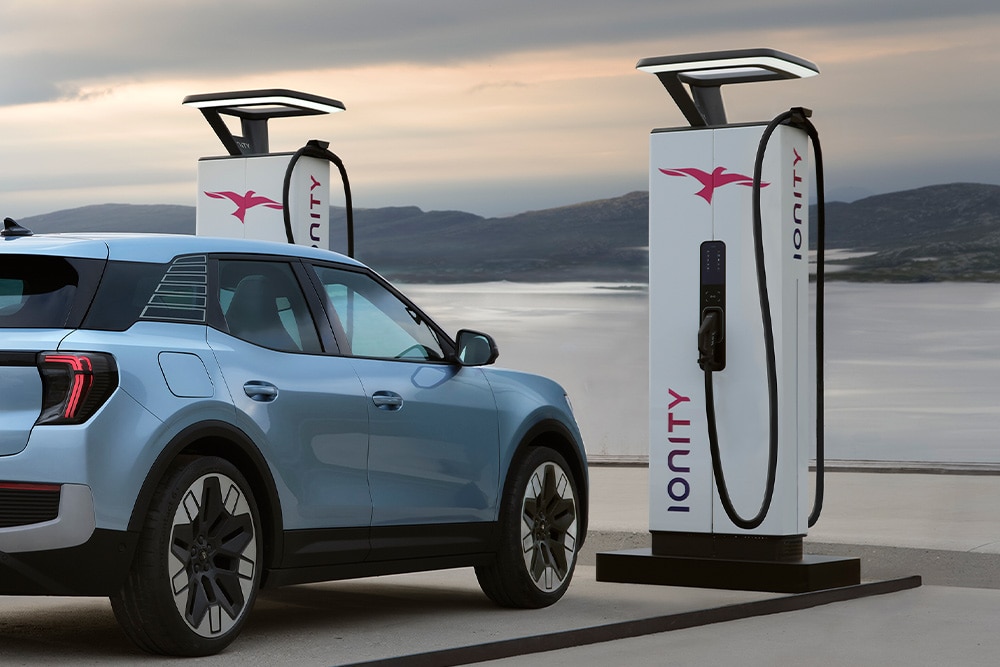 Kék Ford Explorer EV köztéri töltőállomáson.