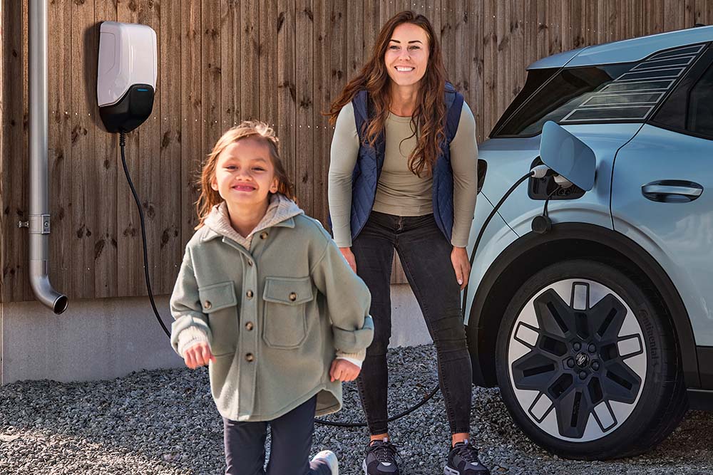 Egy család szórakozik, miközben otthon töltik elektromos Ford Explorerüket.