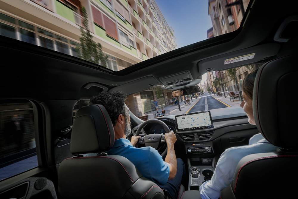 Ford plug-in hibrid autó belső nézete a járműbe épített navigációval.