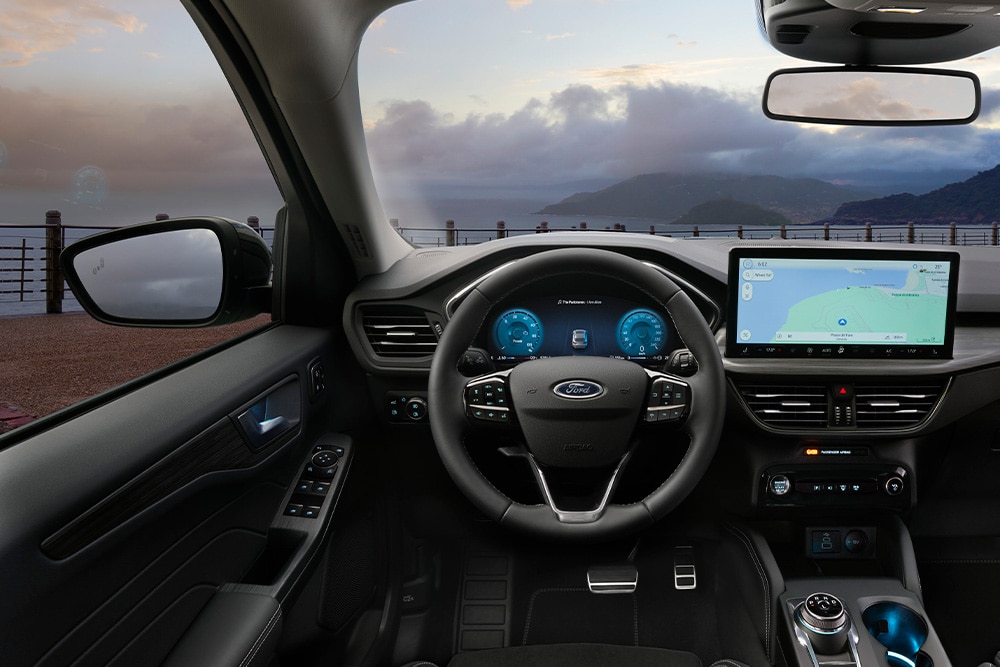 Ford öntöltő hibrid jármű belseje és a beépített navigációs képernyő.