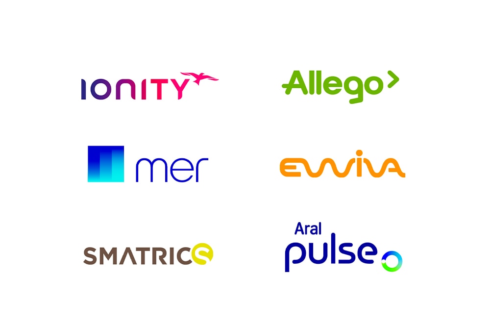 Plug&Charge-ot kínáló EV-töltőhálózatok logói, köztük az Ionity, az Allego, a Mer, az Ewiva, a Smatrics és az Aral Pulse.