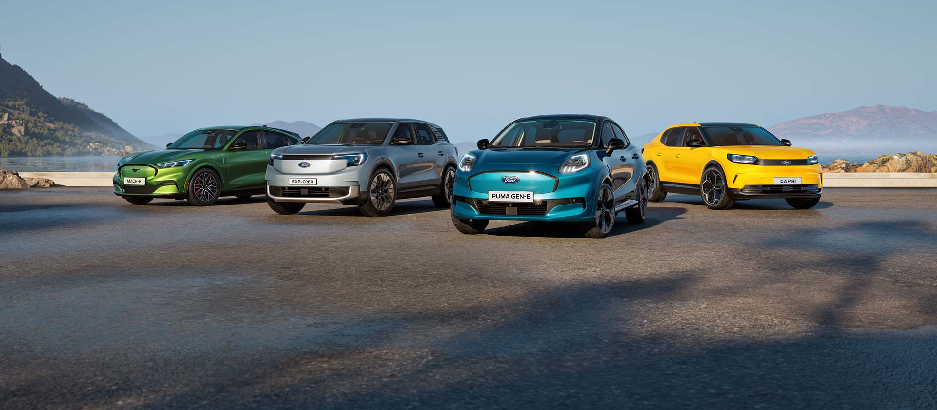 Több különféle Ford elektromos autó áll egy sziklás tengerparti táj előtt.