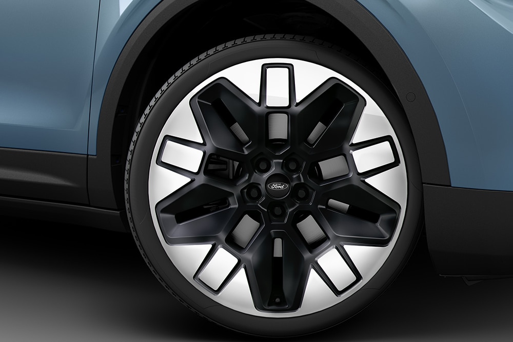 Közelképen látjuk egy Ford elektromos jármű kerekét.