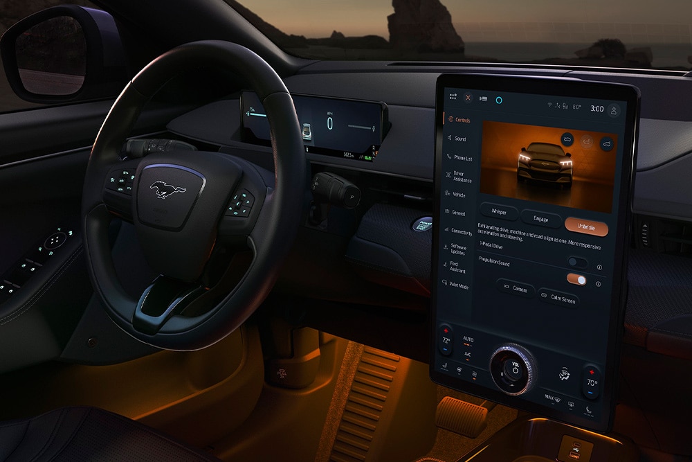 Egy Ford elektromos jármű belső terében a műszerfalat és a kormánykereket látjuk.