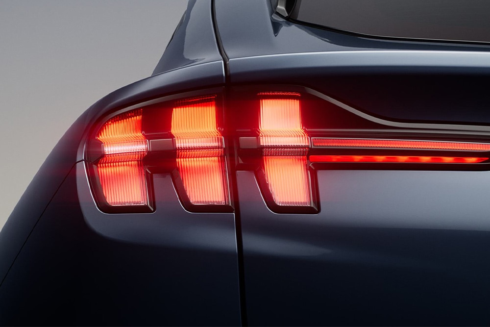 Egy Ford elektromos járművet látunk hátulnézetből.