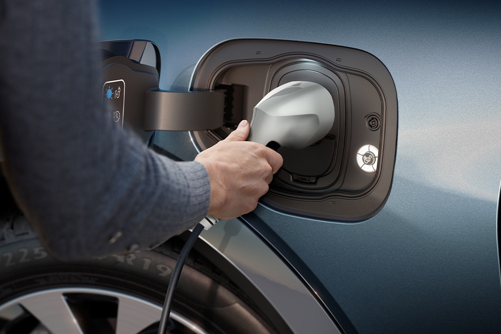 Közelképen látunk egy töltődő Ford elektromos járművet.