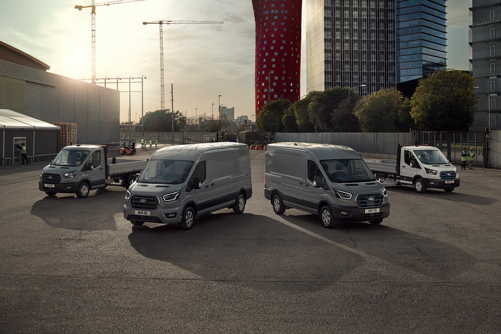 A Ford elektromos és plug-in hibrid furgonválasztékát látjuk egy parkolóházon kívül.