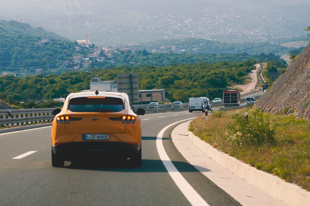 A Ford Mustang Mach-E egy autópályán halad