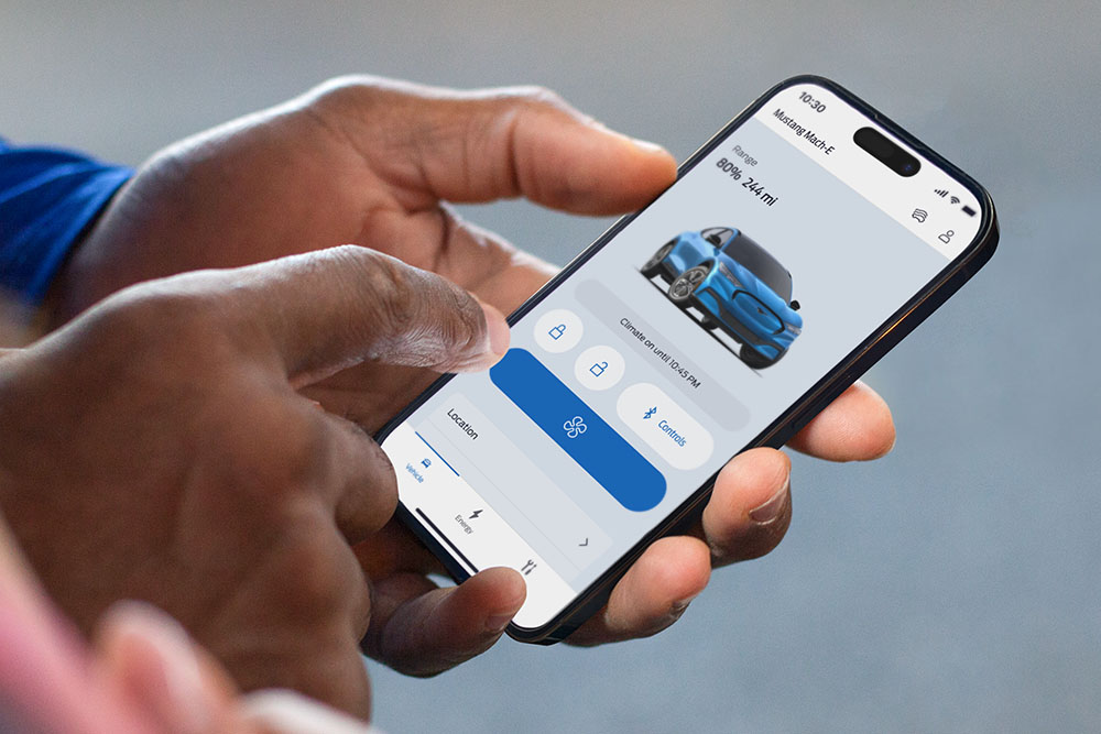 Közelképen egy iPhone kijelző a FordPass alkalmazással, a Ford Mustang Mach-E ábrájával és több alkalmazásgombbal.