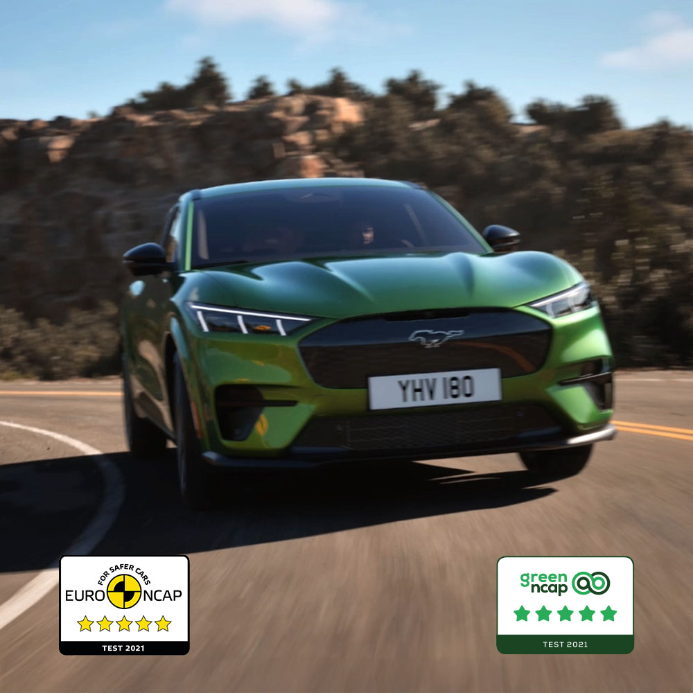 Eruption Green színű Mustang Mach-E GT halad egy hegyi úton.
