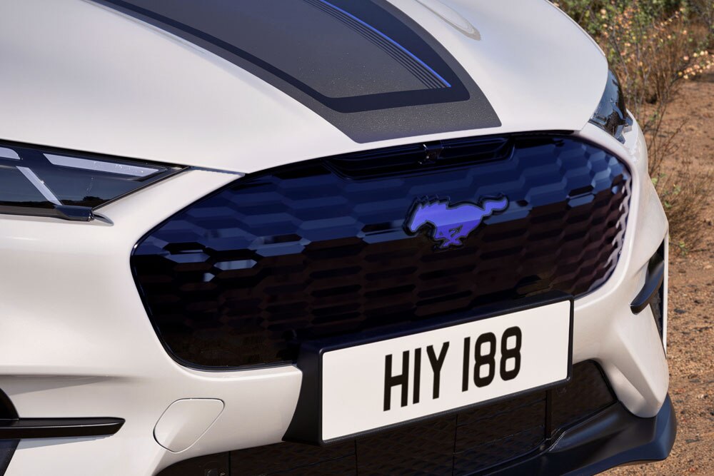 Közelkép egy Star White színű Mustang Mach-E GT California Special első lökhárítójáról.