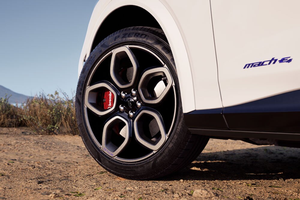 Közelkép egy Star White színű Mustang Mach-E GT California Special kerekéről.