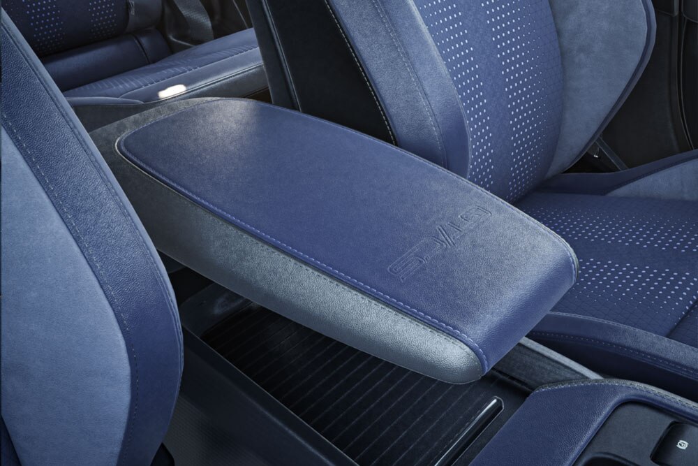 Mustang Mach-E GT California Special belső nézete, egy kartámasz közelképével.