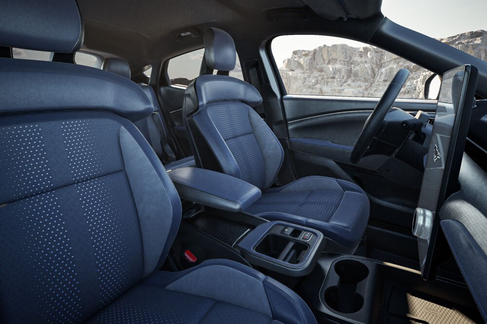 Mustang Mach-E GT California Special belső nézete, az első ülésekre és a műszerfalra fókuszálva.