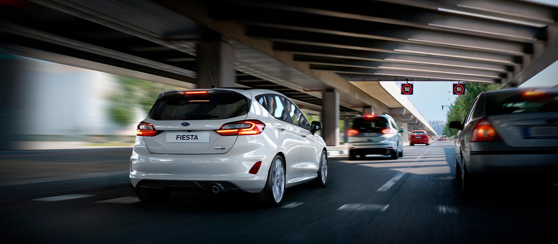  Ezüstszínű Ford Fiesta halad autópályán.