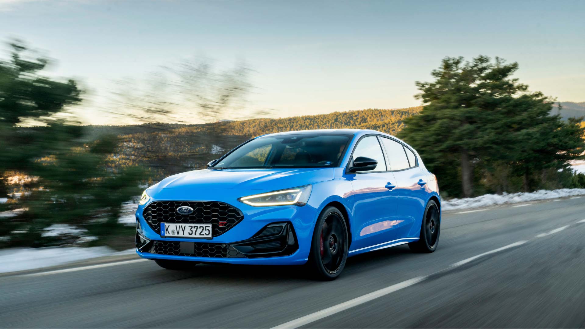 Kék színű Ford Focus ST elölnézetből