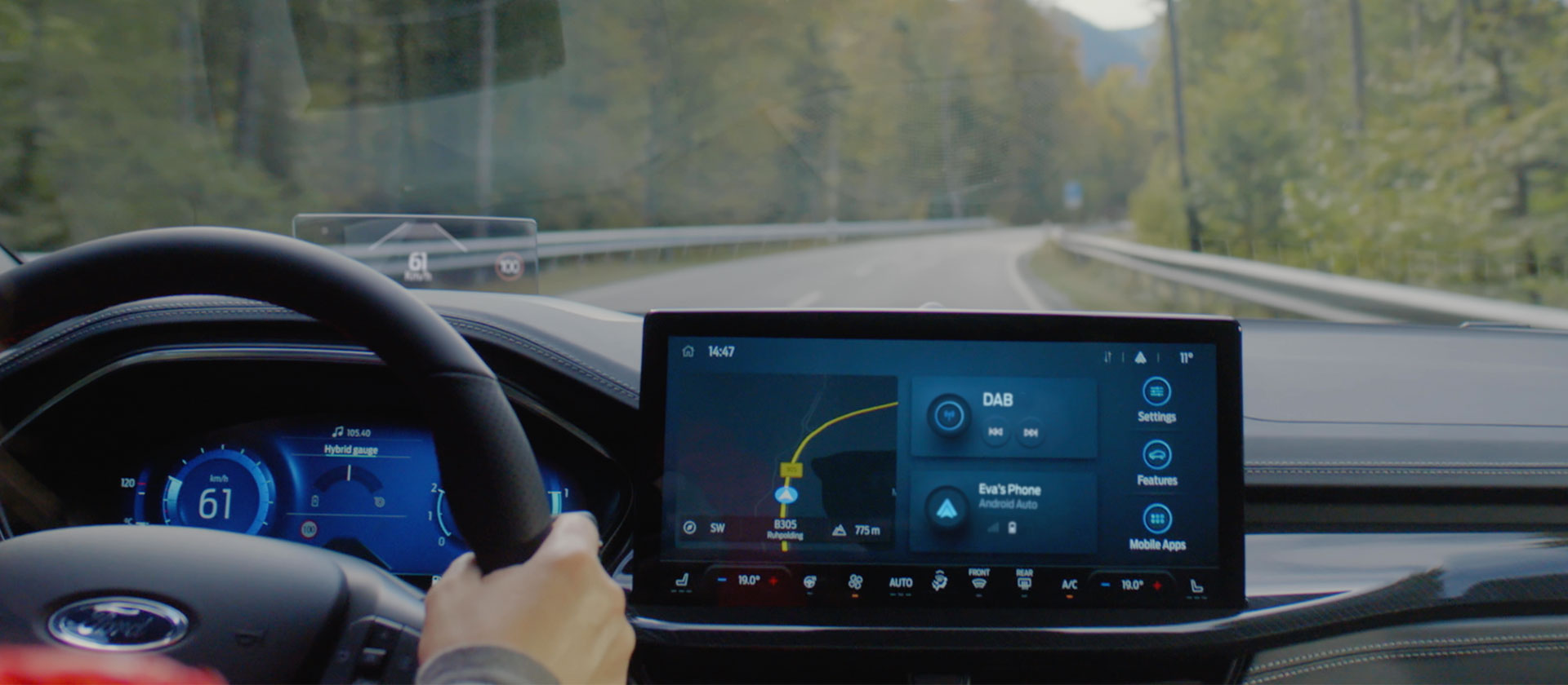 A Ford Focus műszerfalán található 13,2"-os SYNC® 4 infotainment érintőképernyő, melyen a navigáció és a rádió látható.