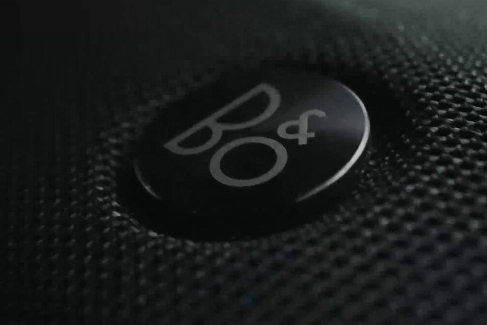 A Ford Focus 10 hangszórós prémium audiorendszerének része, a B&O hangszóró közelről.