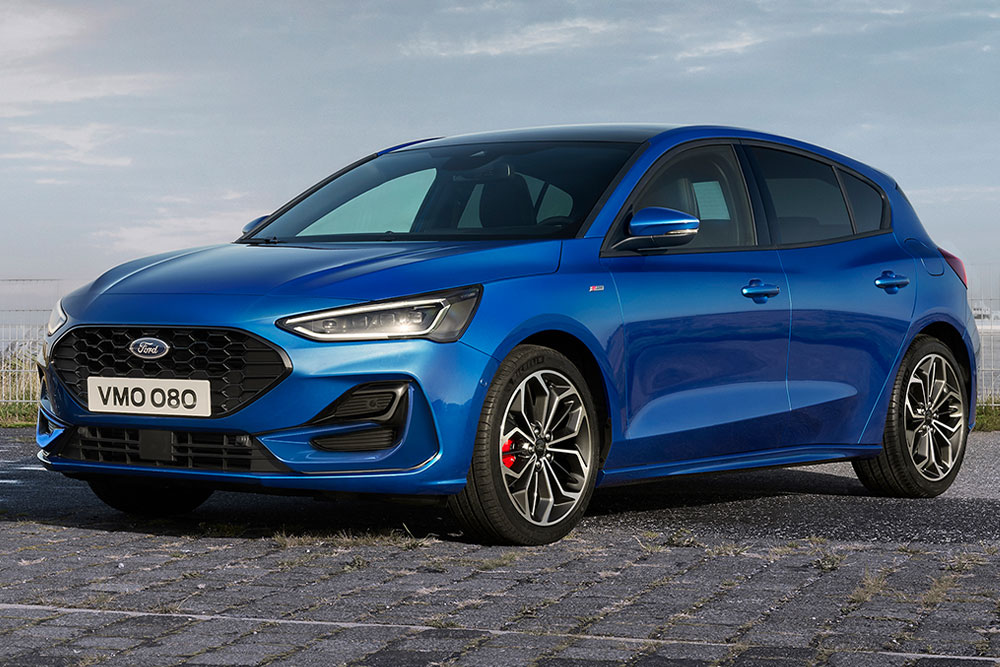 Aszfalton parkoló kék Ford Focus ST-Line, piros féknyergekkel.