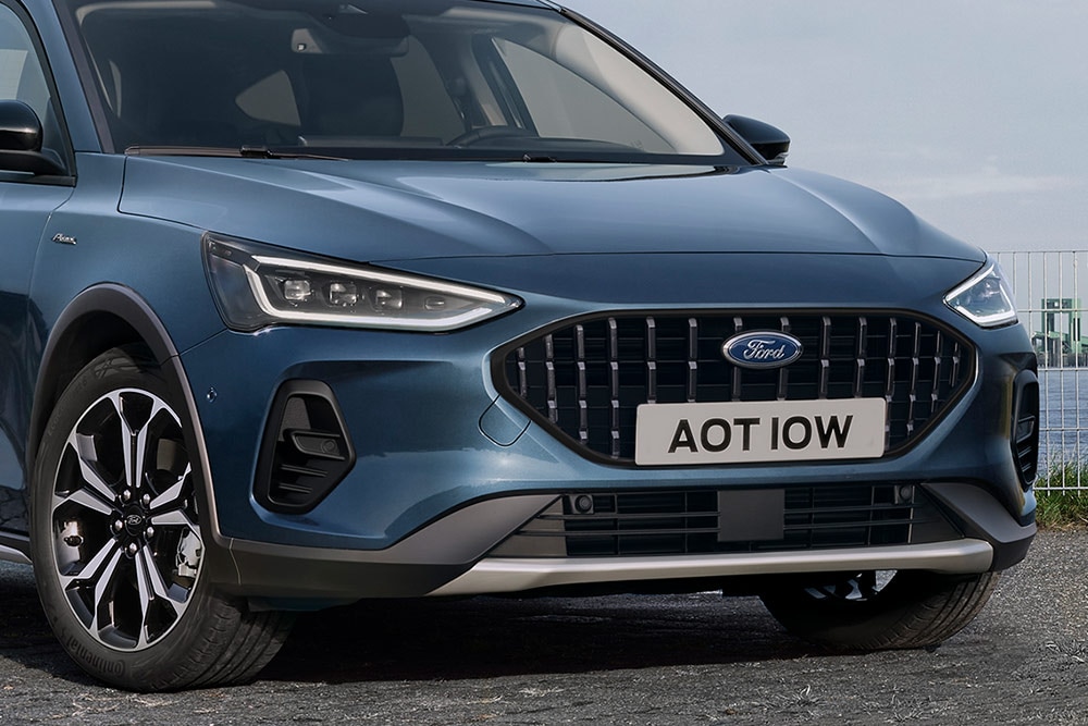 Sötétkék Ford Focus Active elölnézetből, a fényszórókkal és a hűtőráccsal.