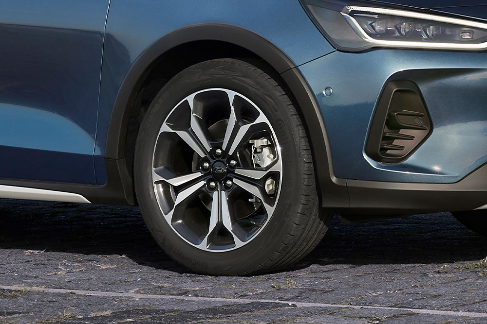A Ford Focus könnyűfém keréktárcsájának közelképe, sötétszürke és ezüst színben.