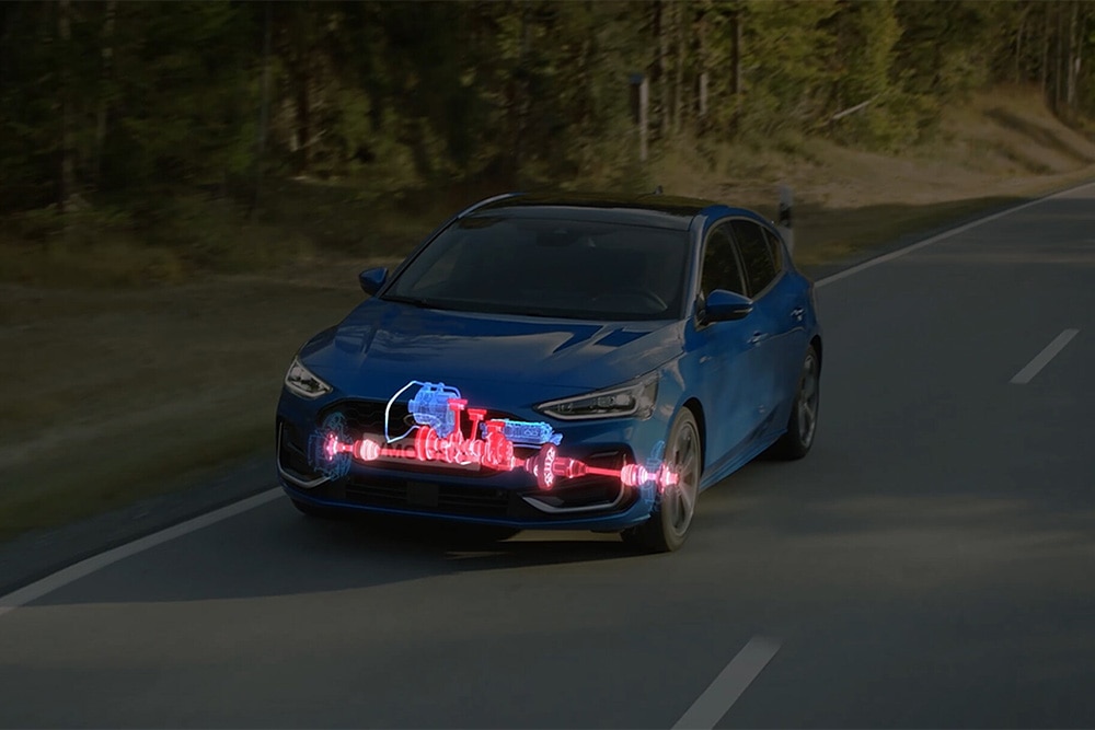 Kék Ford Focus, melynek elején az EcoBoost hibrid működését bemutató illusztráció látható.