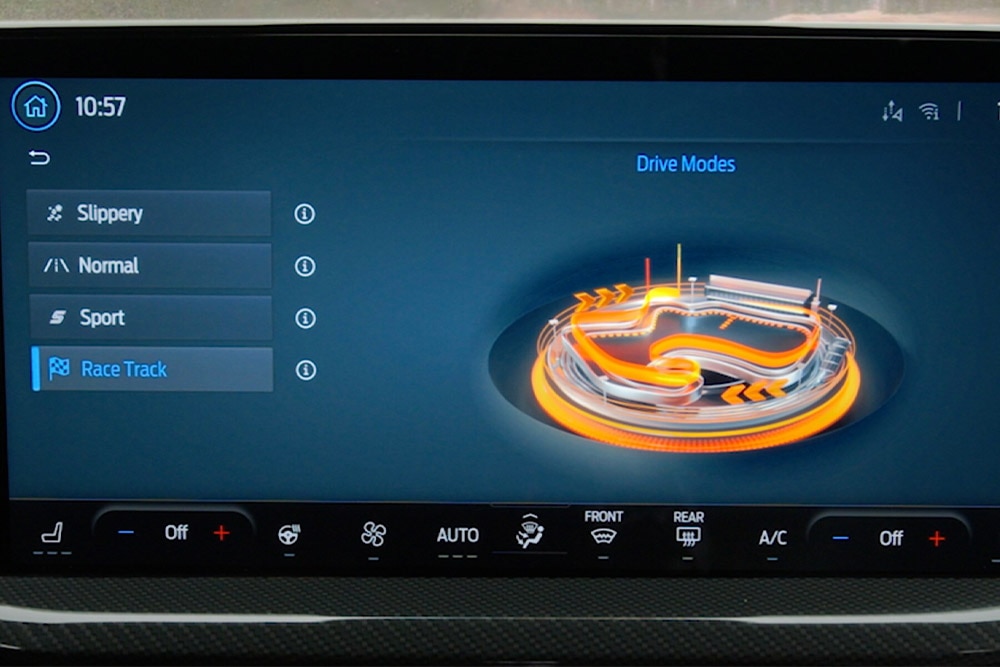 A Ford Focus 13,2"-os SYNC® 4 érintőképernyőjének közelképe, melyen a választható vezetési módok láthatók.