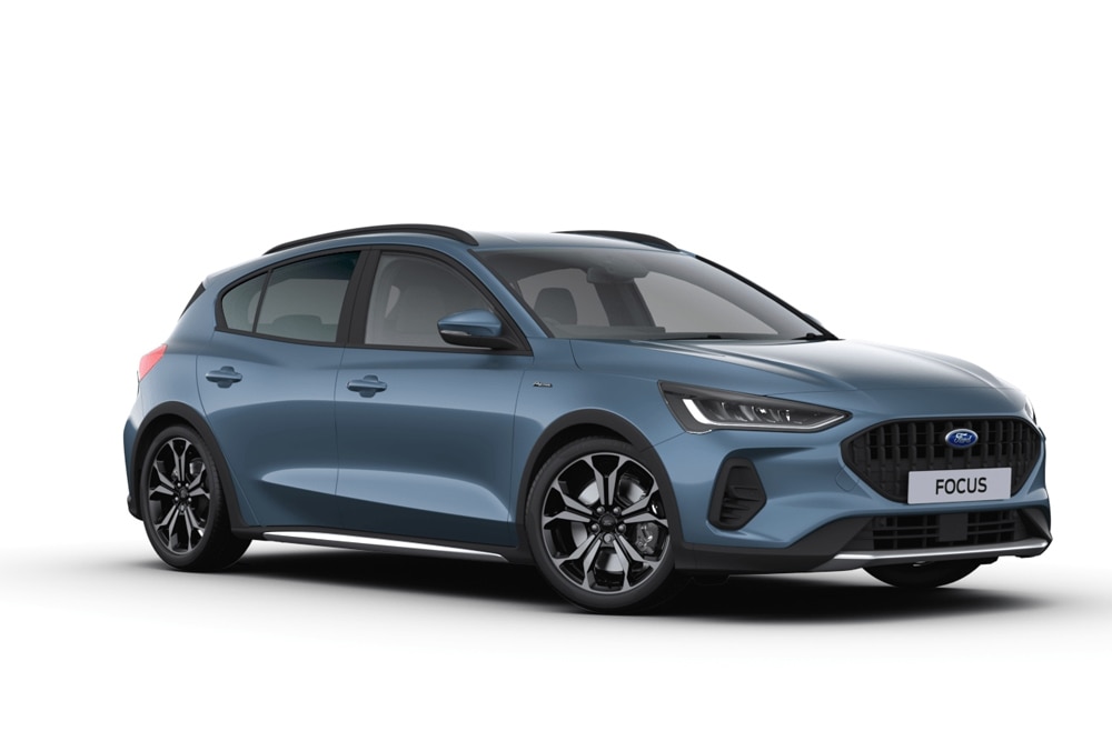 Stúdiófelvétel egy szürke Ford Focus ferdehátúról fehér háttér előtt.
