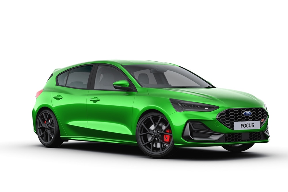 Stúdiófelvétel egy Mean Green Ford Focus ferdehátúról fehér háttér előtt.