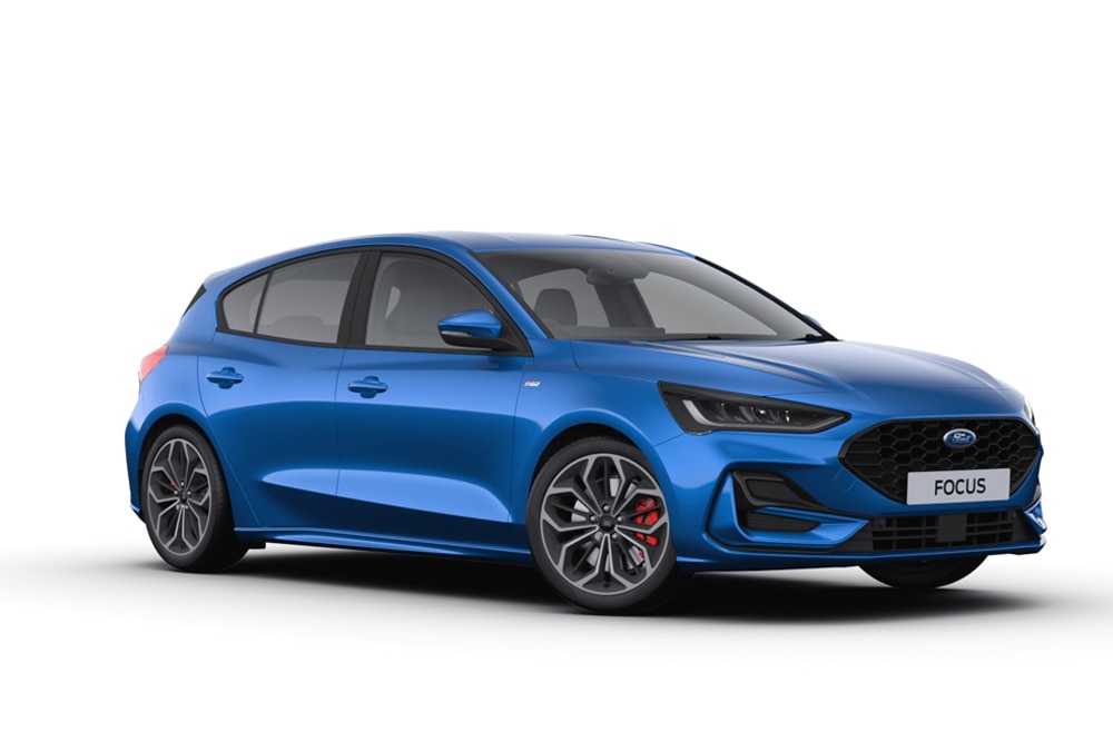Stúdiófelvétel egy kék Ford Focus ferdehátúról fehér háttér előtt.
