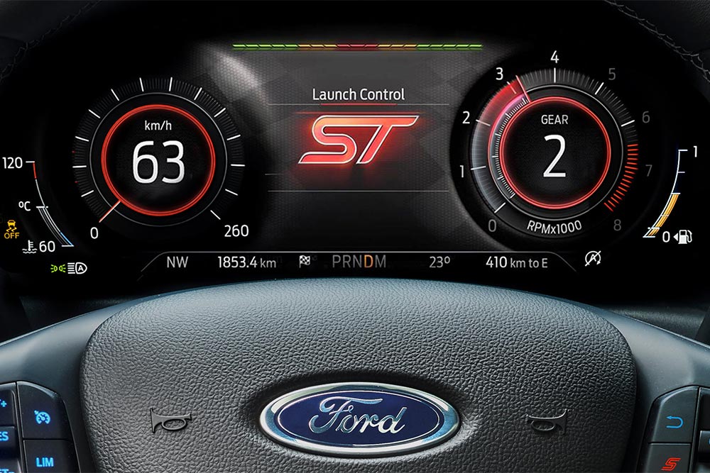 Közelkép a Ford Focus ST 12,3"-os digitális műszerfaláról, melyen a Launch Control funkció aktiválva látható.
