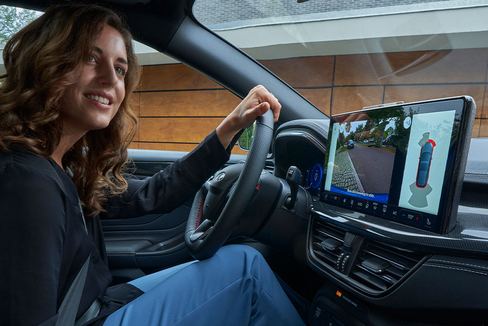 A Ford Focus vezetőülésében ülő nő