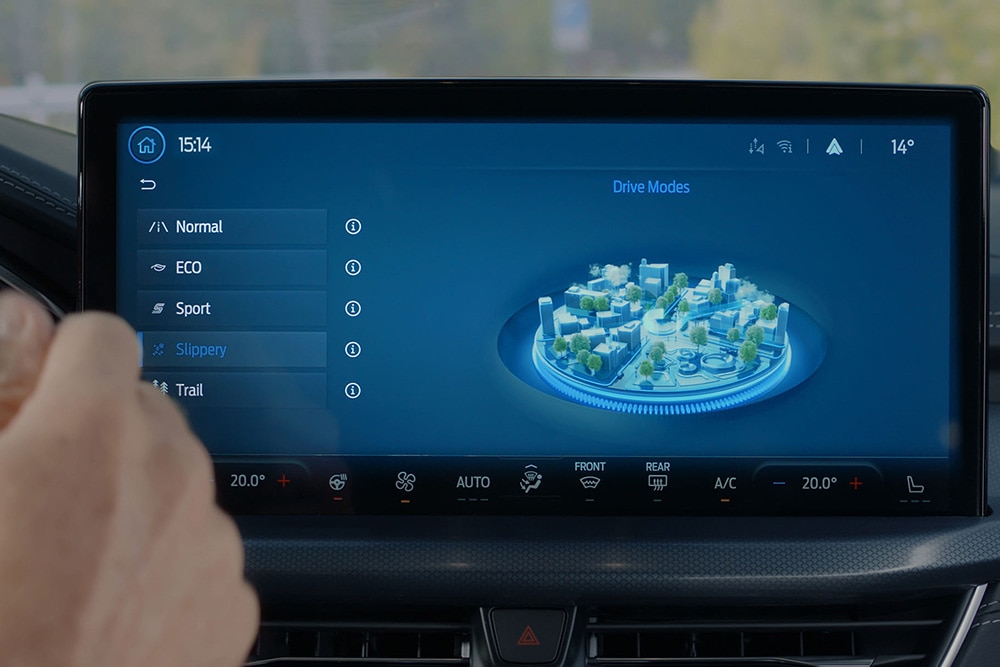 A Ford Focus SYNC® 4 infotainment képernyőjének közelképe, melyen a választható vezetési módok láthatók.