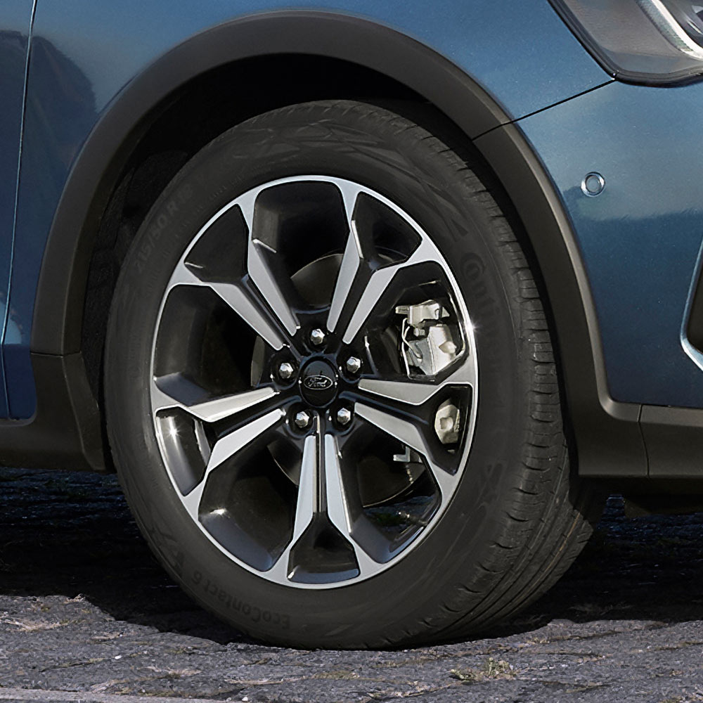 A Ford Focus Active könnyűfém keréktárcsája közelről, sötétszürke és ezüst színben.