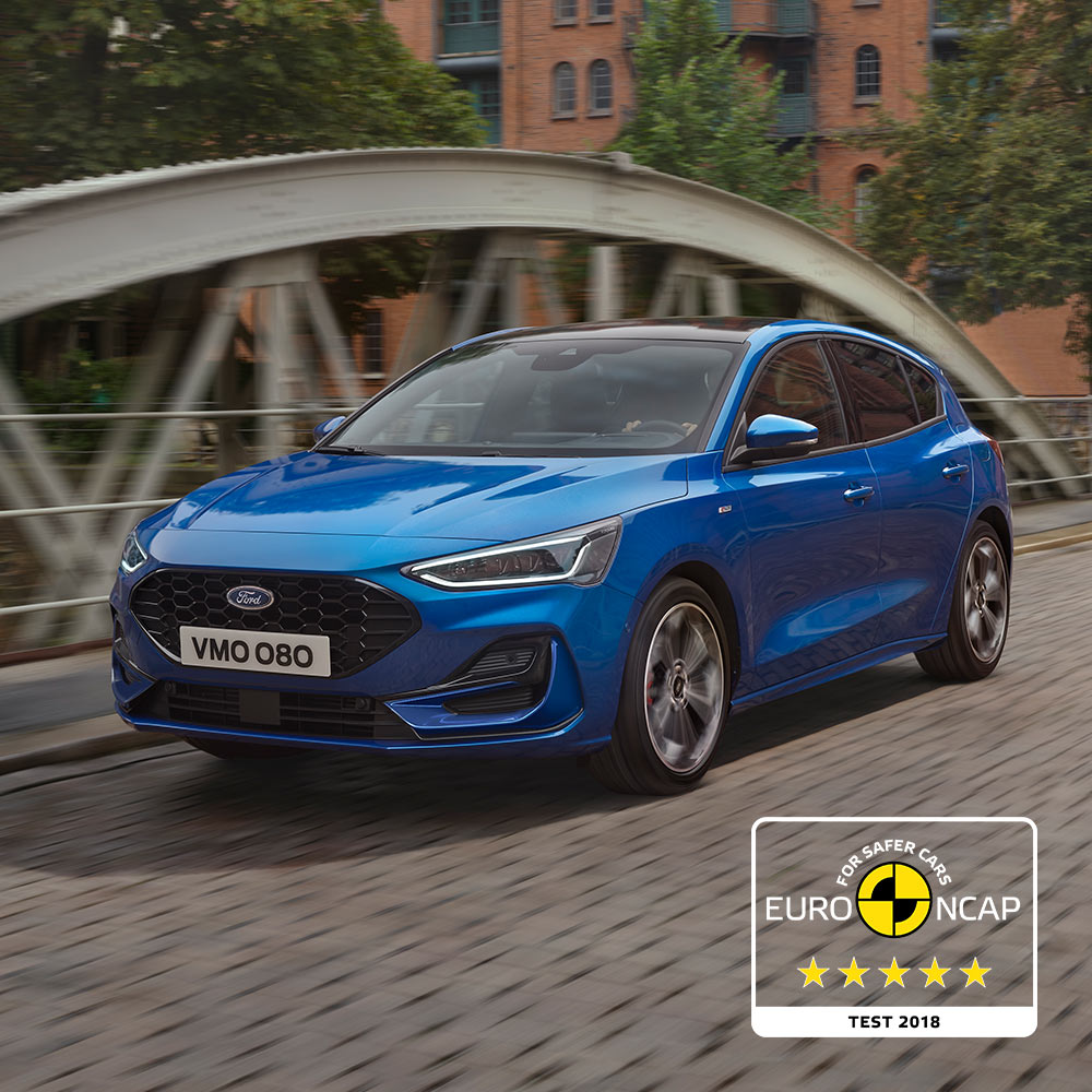 Kék Ford Focus egy hídon, a kép jobb alsó sarkában az ötcsillagos Euro NCAP biztonsági minősítés jelvényével.