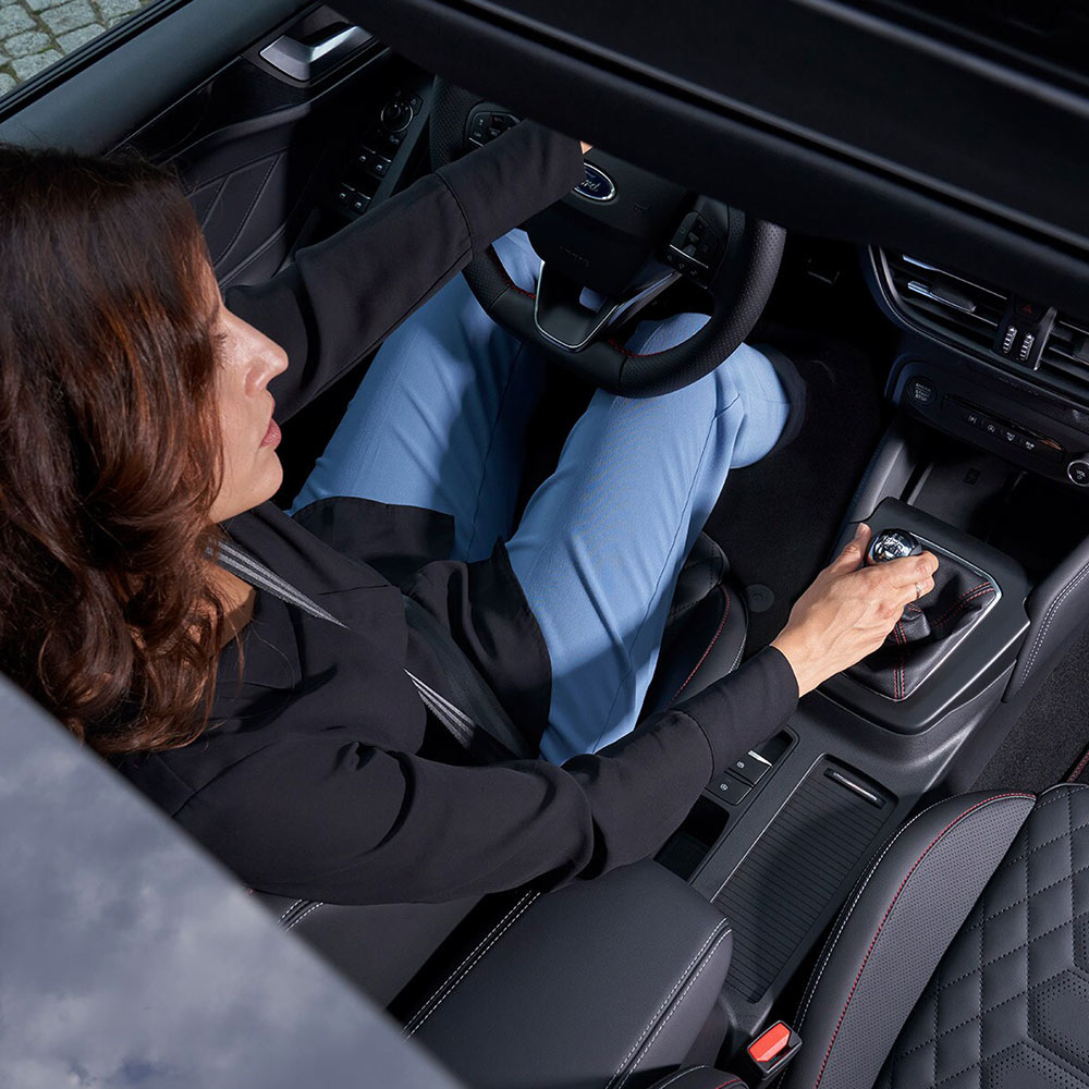 Ford Focusban ülő vezető felülnézetből, a panoráma üvegtetőn keresztül.