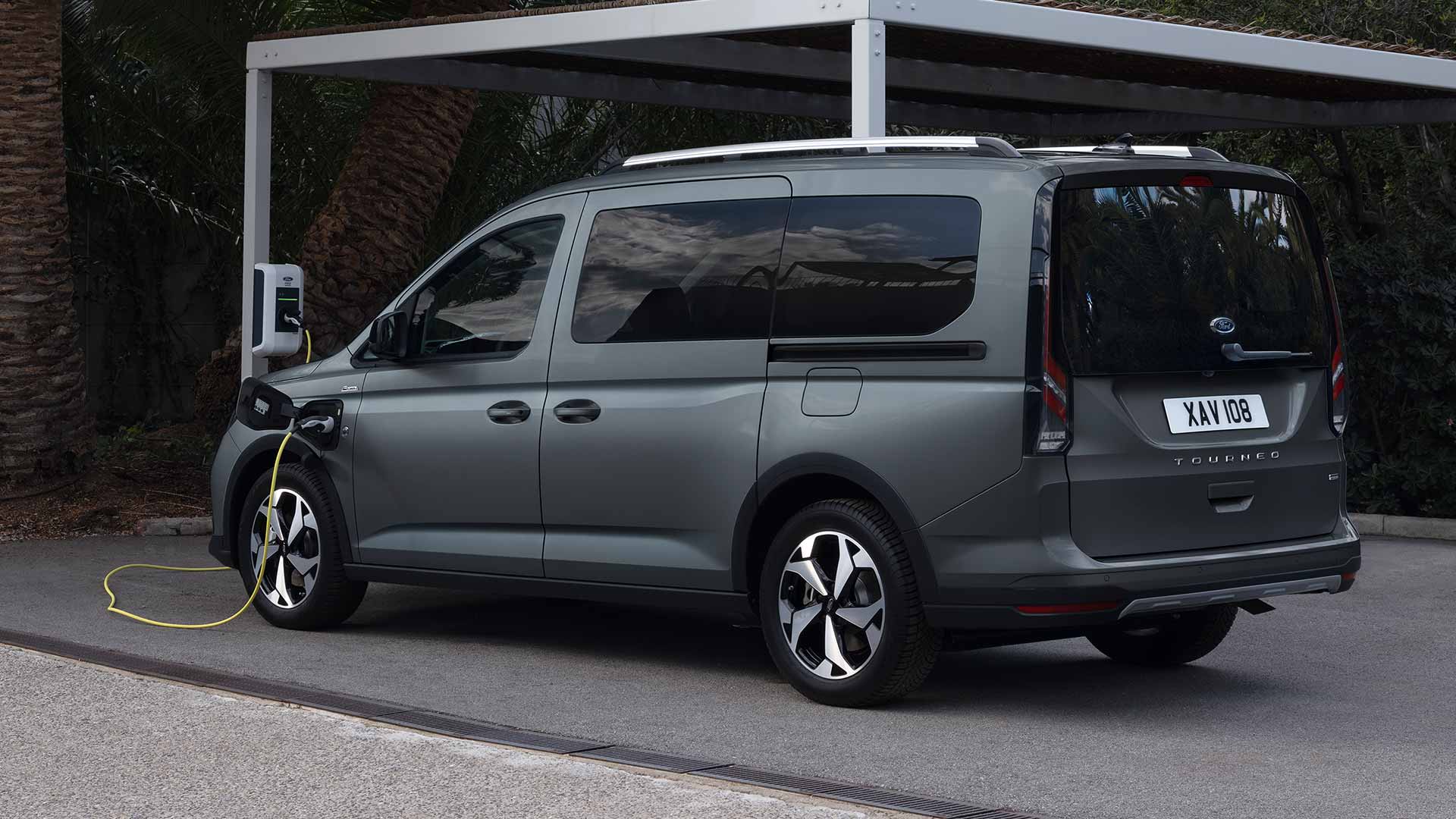 Ford Tourneo Connect PHEV hátulnézetből