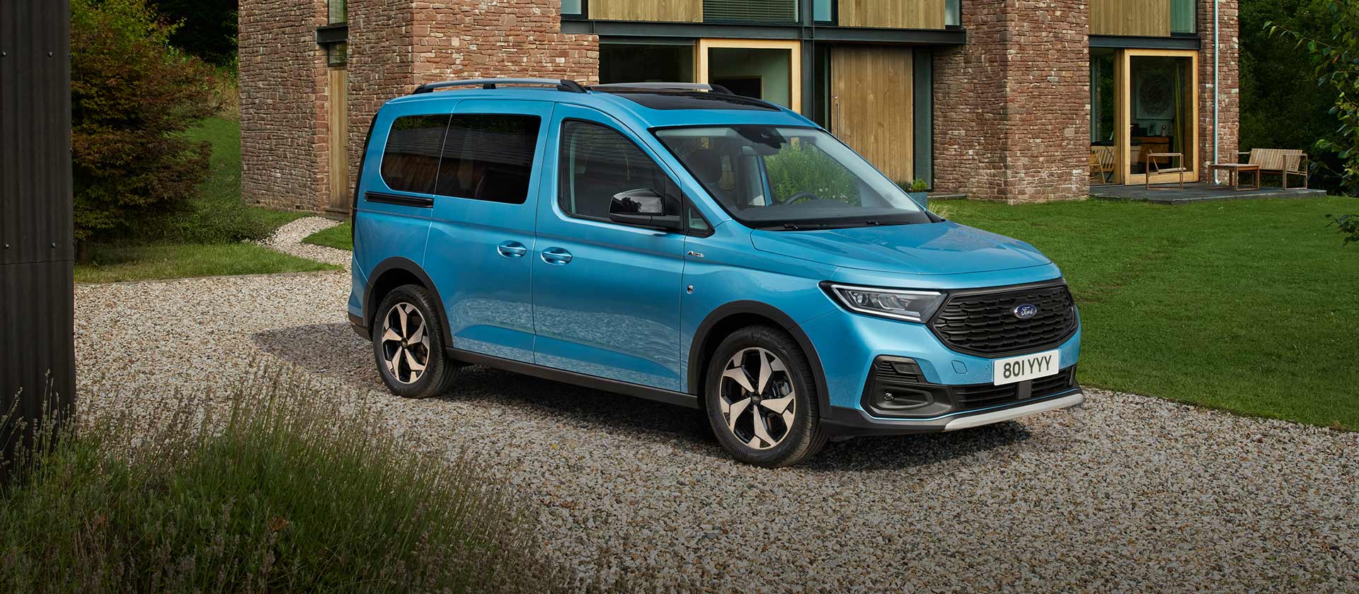 Ford Tourneo Connect egyedi első hűtőráccsal